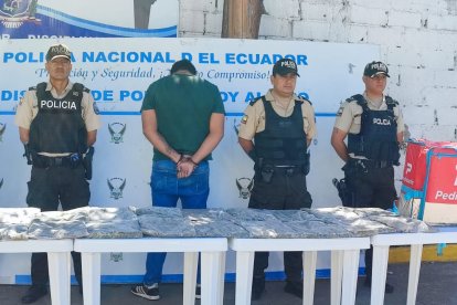 El sujeto llevaba 20 paquetes de marihuana en una maleta de delivery