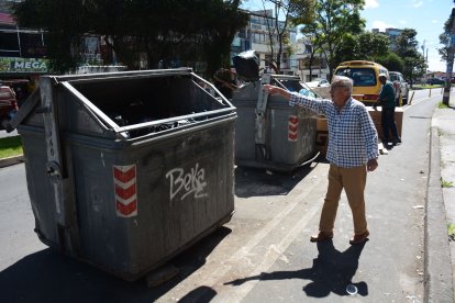 Los vecinos botan la basura de lejitos, debido al mal olor que tienen las unidades. Otros incluso botan muebles viejos, aunque es prohibido.