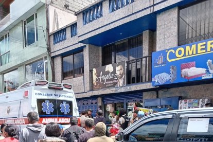 La víctima se encontraba dentro de la peluquería.