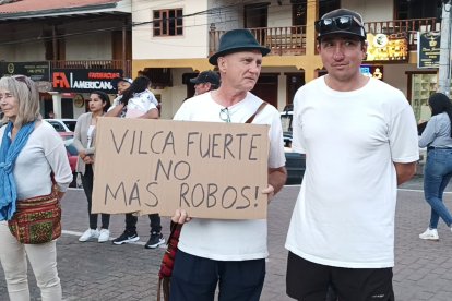 Con carteles, salieron moradores a las calles de la localidad lojana