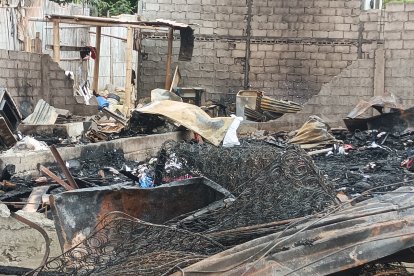 Incendio redujo a cenizas una casa en Santa Elena