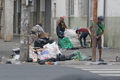Los ‘cachineros’ dañan las fundas de basura y dejan los desperdicios regados.