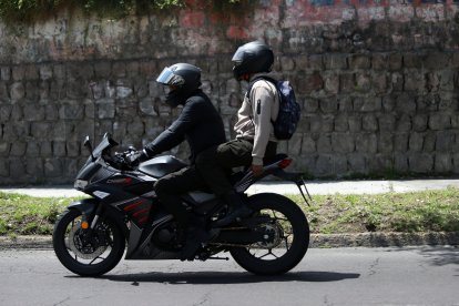 Concejo Metropolitano aprobó la ordenanza de prohibición de circular dos personas en moto.
