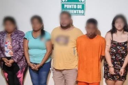 Tres mujeres y dos hombres fueron detenidos.
