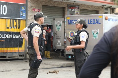 Policías acudieron a los exteriores del negocio para recoger indicios.