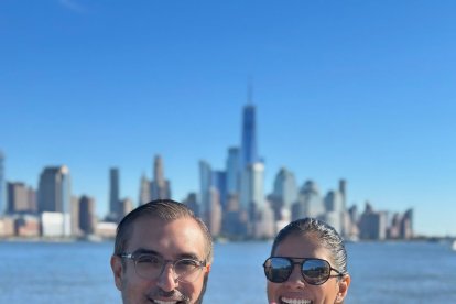 Pamela y Vicente recrearon una foto de la petición de mano, que se la hizo en agosto del año pasado.