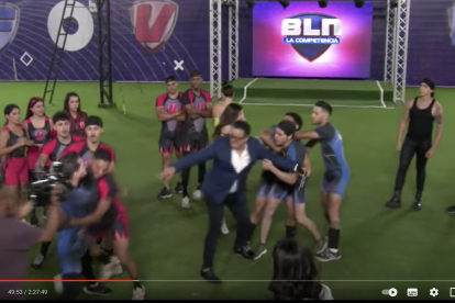 Momento en el que los competidores se iban a pelear.