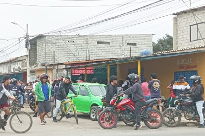 En el exterior de un taller mecánico fue asesinado un hombre.