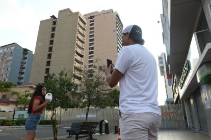 Andrea y su pareja llegaron a posar en las inmediaciones del cerco del edificio Fantasía.