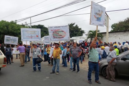 Trabajadores protestan por sueldos impagos en Manta.