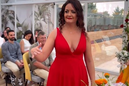 Vanessa García muestra el anillo que se dio a sí misma.