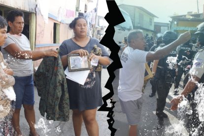 Estefanía Ramírez (blusa negra) sostiene la foto de su esposo, quien murió en un accidente. Su madre, la prenda de quien fue su yerno.