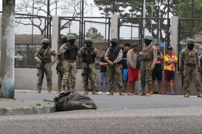 Los restos humanos estaban en costales de color negro.