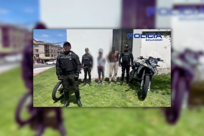 La Policía Nacional del Ecuador informó de la detención de dos sospechosos, luego del robo a una joven mujer en el norte de Quito.