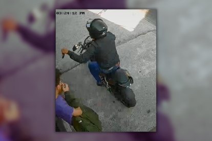 Son varias cámaras de seguridad que han captado al sospechoso. Estas imágenes están en poder de los investigadores.