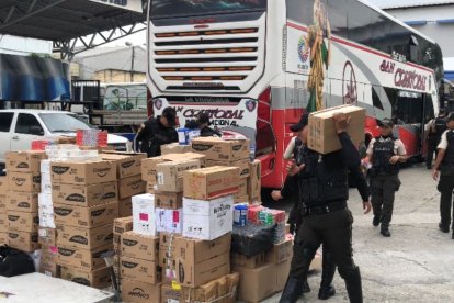 Varias cajas con mercadería sin documentos fueron incautadas por agentes policiales.