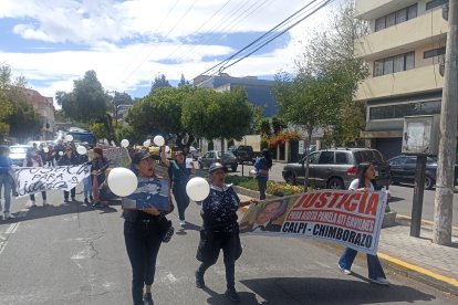 Con pancartas  y globos hicieron la marcha en la capital de Chimborazo.