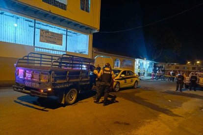 La camioneta y el taxi que fue conducido por la víctima fueron revisados por los agentes.