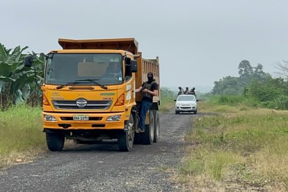 Personal policial participó en la inhabilitación de la pista, en el sector de La Playita.