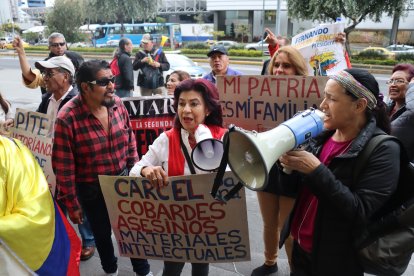 En los exteriores del Complejo Judicial Norte, en Quito, hubo un plantón durante la audiencia y al finalizar.