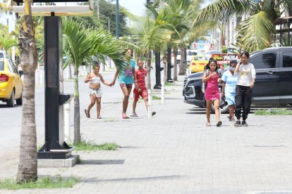 Niños, jóvenes y adultos pasean por el malecón de Las Palmas. Las actividades familiares también se reactivan de a poco en Esmeraldas.