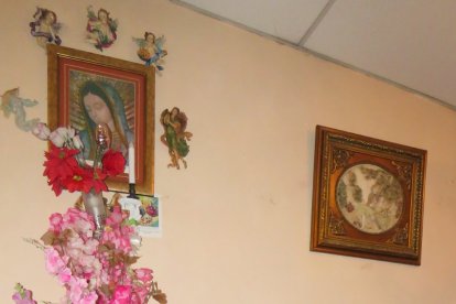 La creyente riobambeña tiene en su casa varias imágenes de la Virgen María.