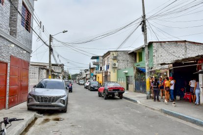 En esta zona del Guasmo se 'bajaron' a dos sujetos mientras jugaban naipes.
