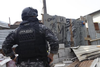 En un sector de la cooperativa Balerio Estacio, tomado por Mafia 18, estaban pintadas en viviendas rústicas logotipos y el nombre de la banda.