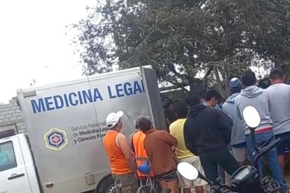 Agentes de la policía sacaron el cuerpo de la víctima para el procedimiento legal.
