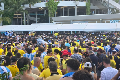 Decenas de aficionados intentaron colarse al Hard Rock Stadium.