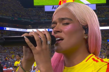 La Bichota emocionó a los colombianos cantando su himno.