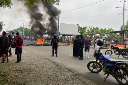 En Los Ríos, decenas de comuneros amanecieron quemando llantas y palos para expresar sus malestares.