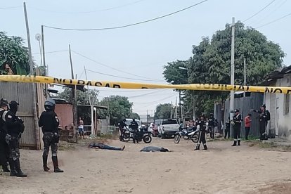 Los cuerpos quedaron tirados cerca. Policías los llevaron a la morgue.