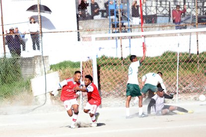 El goleador Bryan Espinoza (i) celebra tras vencer el arco de su hermano Patricio (d).