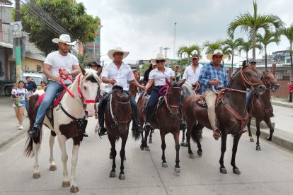 Caballistas salieron a las calles en honor a la virgen