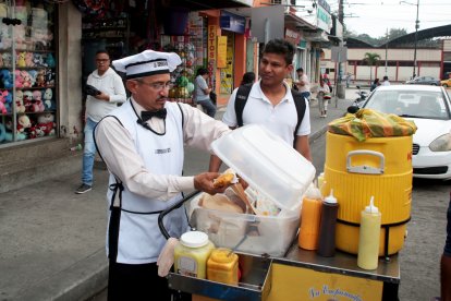 Carlos vende sus empanadas en una carreta.