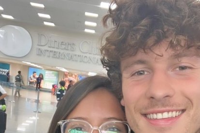 Shawn Mendes se tomó fotos con varias fans en el aeropuerto.
