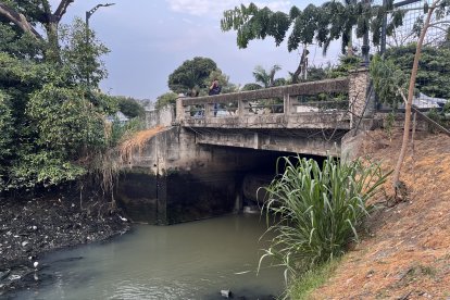Debajo del puente de Miraflores se observa cómo se vierten directamente las aguas servidas.