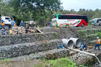 Los equipos del MTOP y el Cuerpo de Ingenieros del Ejército coordinan el cambio de alcantarillas en la carretera E20 entre Quinindé y Esmeraldas.