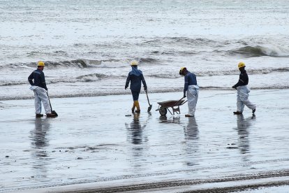 Operadores turísticos de Playa Las Palmas claman por justicia y compensación un año después del devastador derrame de petróleo