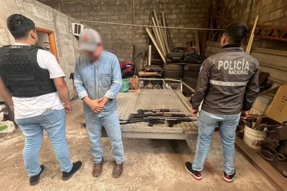 Policía incauta armas y municiones durante operativo en taller clandestino.