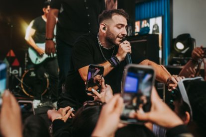 El cantante ecuatoriano John Taleb, más conocido por su nombre artístico como Tres Dedos, sigue en su plan de apuntalar su internacionalización como artista.