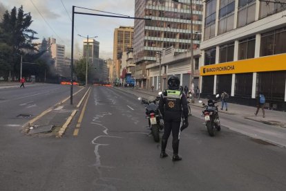 Sindicalistas quemaron llantas en la avenida 10 de Agosto y Bogotá.