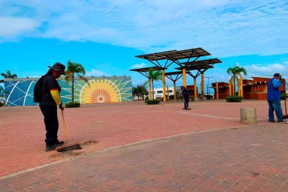 La limpieza es una de las actividades que realizan a diario para que el balneario luzca bien tanto para residentes como para los turistas.