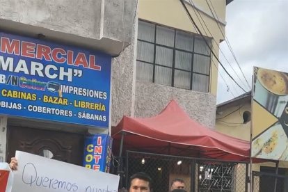 Jubilados y pensionistas protestan frente al Hospital del IESS de Riobamba, exigiendo mejoras en la atención y en los suministros médicos