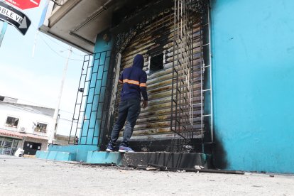 Uno de los comercios tiene daños más visibles en una de las puertas.