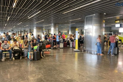 Vuelos cancelados y caos en aeropuertos por caída de Microsoft.