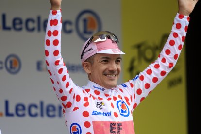 Richard Carapaz y la camiseta de "bolitas" como el Rey de la Montaña.