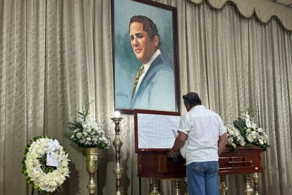 Los restos de Fresia Saavedra se velan en Radio Cristal.