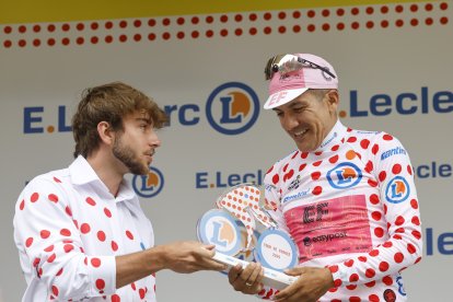 El ecuatoriano Richard Carapaz (d) recibe el reconocimiento por ser el Rey de la Montaña en el Tour de Francia